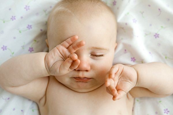 membersihkan mata bayi, cairan mata bayi, cara membersihkan mata bayi, kesehatan mata bayi, konjungtivitis pada bayi , Bunda, si Kecil 